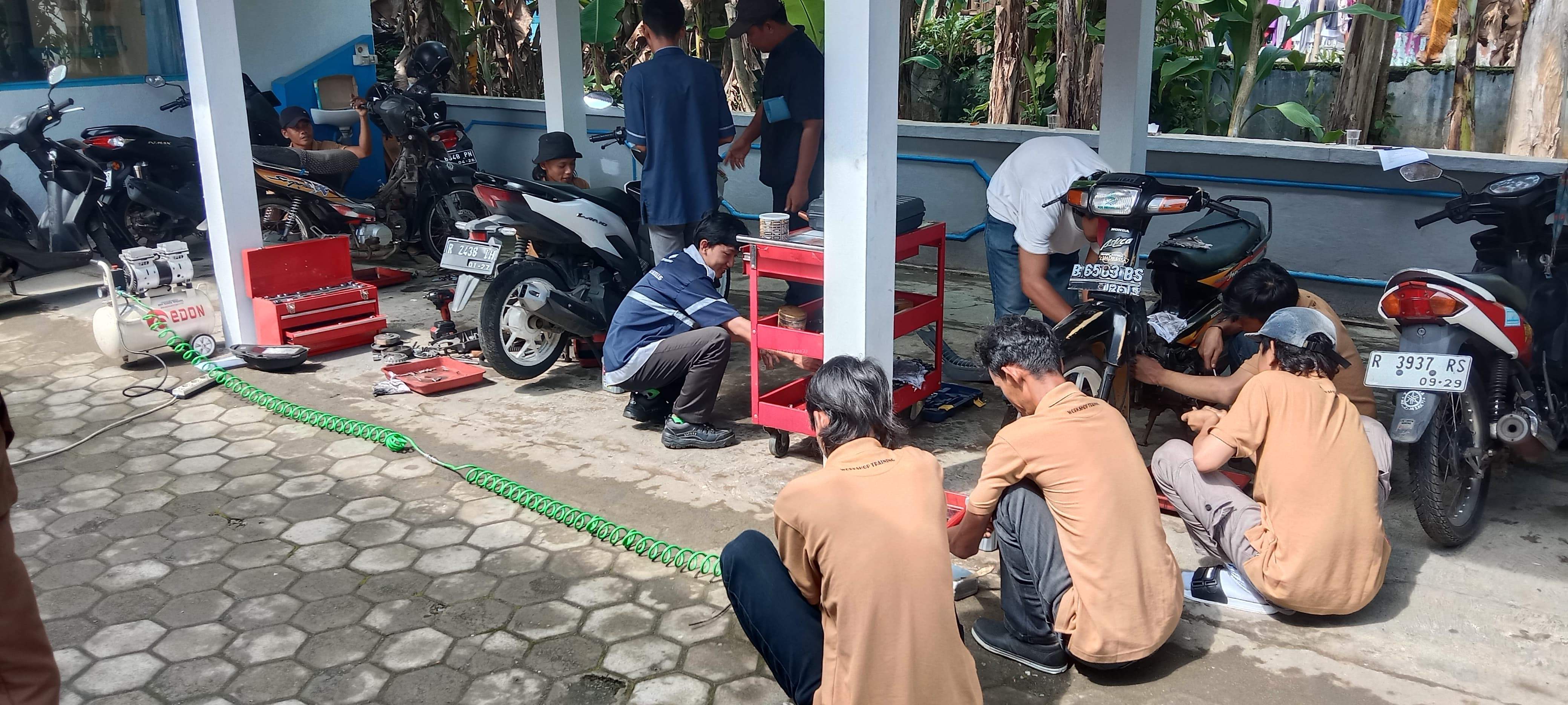 Pelatihan Perbengkelan Motor bagi Masyarakat Desa Nusawungu